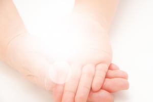 ママと子どもの手画像