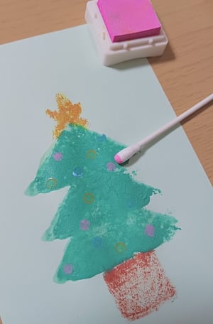 手作りスタンプで作るクリスマスカードの写真