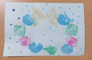 手作りスタンプで作るクリスマスリースの写真