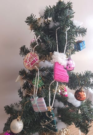 手作りクリスマス飾りをつけたツリー写真