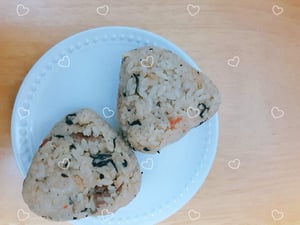 電子レンジで解凍した炊き込みご飯おにぎりの写真