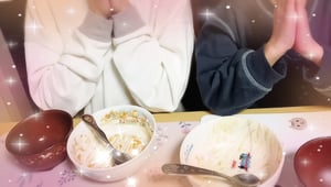 完食した食器の前で手を合わせてご馳走様のポーズをとっている子供たちの写真