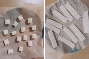 焼く前のクッキングシートの上に乗っているカットされたお餅の写真