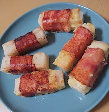 お餅にベーコンを巻いて焼き上がった状態のもちベーコン巻きの写真