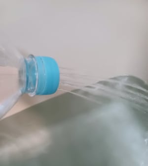 ペットボトルシャワーから水が出ている写真