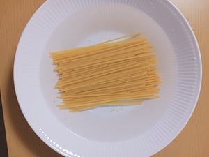 深めのお皿に乗った乾麺の写真