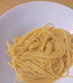 レンジで加熱後の茹であがったパスタの写真