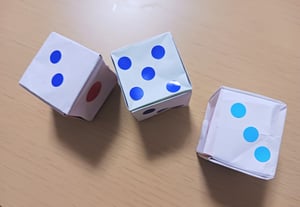 左から2の目が出ているサイコロ、5の目が出ているサイコロ、3の目が出ているサイコロの写真