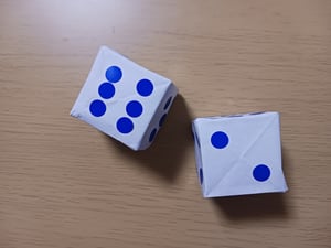 6の目のサイコロと2の目のサイコロの写真