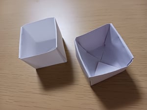 2つの立体型の正方形に折られた折り紙の写真