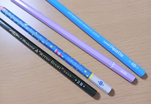 4本のそれぞれ違う濃さの芯の鉛筆の写真
