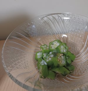 茹でたオクラにわさび味のふりかけを和えて作ったオカズの完成写真