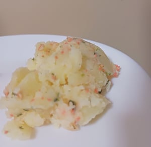 焼きたらこ味のふりかけが混ざったポテトサラダの完成写真