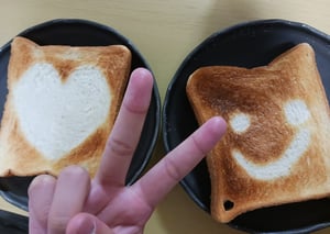 アルミホイル部分は焼けずに白く模様になっているトーストの写真