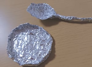 アルミホイルを折り曲げて形を作ったお皿とスプーンの写真