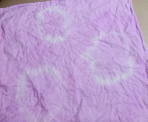 アサガオの花で作った色水で作った染め物