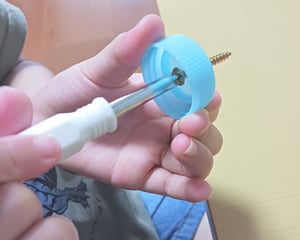 キャップを使ったヨーヨー作りの作り方工程写真