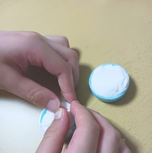 キャップを使ったヨーヨー作りの作り方工程写真