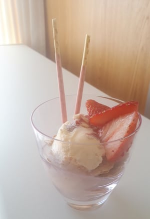 いちごのポッキーでデコレーションしたいちごパフェの写真