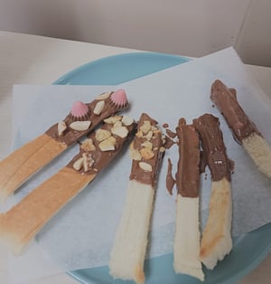 チョコレートとナッツやお菓子をトッピングした食パンの写真