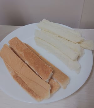 細くカットした食パンの写真