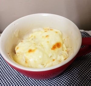 ココットに入ったパン耳グラタンの写真