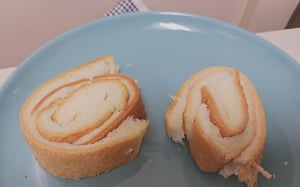 焼く前の巻き付けられたパン耳の写真