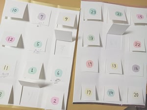 窓に日付の数字を書いて完成したカレンダーの写真