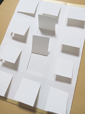 切り込みを入れて窓を作った紙の写真