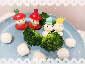 ピックで飾った雪だるまとサンタの写真