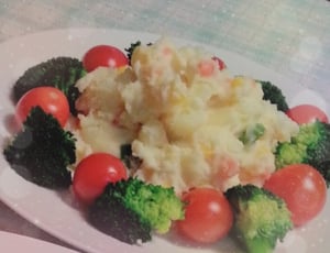 クリスマスリース風のサラダの写真