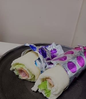 完成した食パンで巻いた恵方巻きの写真