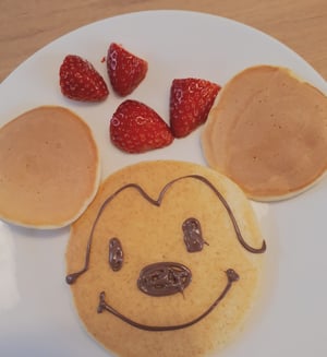 パンケーキにミッキーの顔を書いたデザートプレートの写真