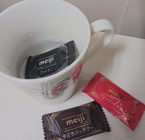 マグカップに個包装のチョコレートを入れて温めている写真