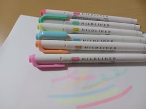 6色並んだマイルドライナーのカラーペンの写真