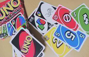 UNOのカードが広げられている写真