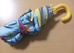 青色の折り畳み傘の写真