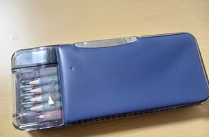 鉛筆が入った紺色の筆箱の写真