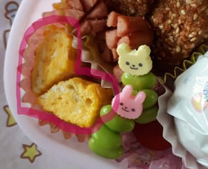 お弁当に入っているハート型の卵焼きの写真