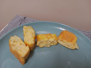 しらすとチーズが入った卵焼きの写真