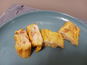 カニカマと白だしが入った卵焼きの写真