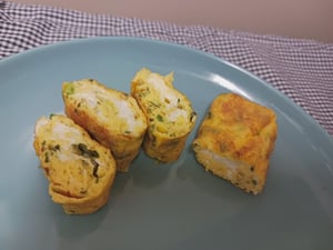 乾燥ネギと海苔とゴマが入った卵焼きの写真