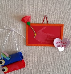 幼稚園で作った手形のスタンプを鳥に見立てて作った作品の写真