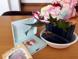 お花とお菓子が一緒に置かれている写真