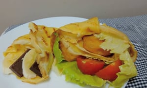 デザートクレープとご飯系のクレープが2つ並んでいる写真