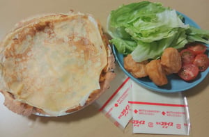 クレープを作るための生地や挟む具材、スライスチーズの写真
