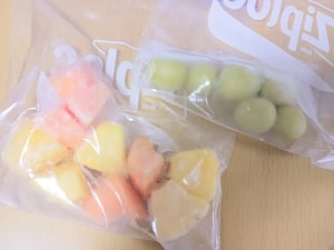 ジップロックに入れて冷凍したパイナップルやメロン、ぶどうの写真