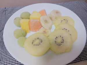 お皿に盛り付けた冷凍フルーツの写真