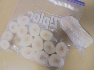 ジップロックに入れてる輪切りバナナと、ラップに包んで平たく潰して伸ばしたバナナの写真