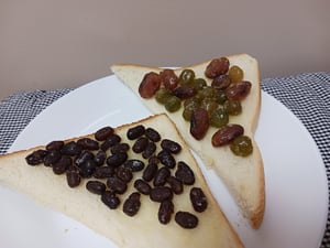 三角に切った食パンの上に甘納豆や小豆を乗せた写真